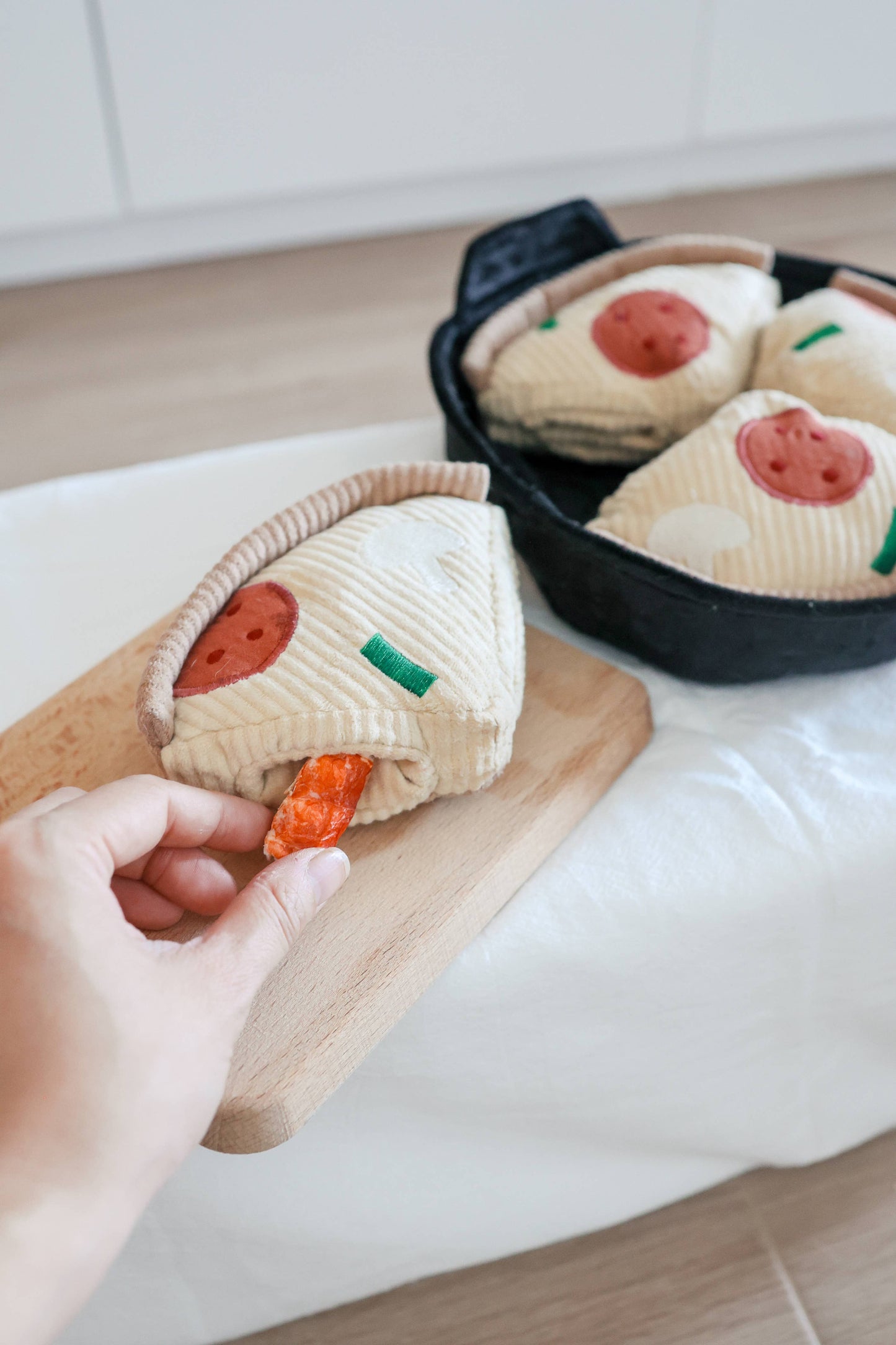Juguete enriquecedor para perros con forma de pizza de base profunda