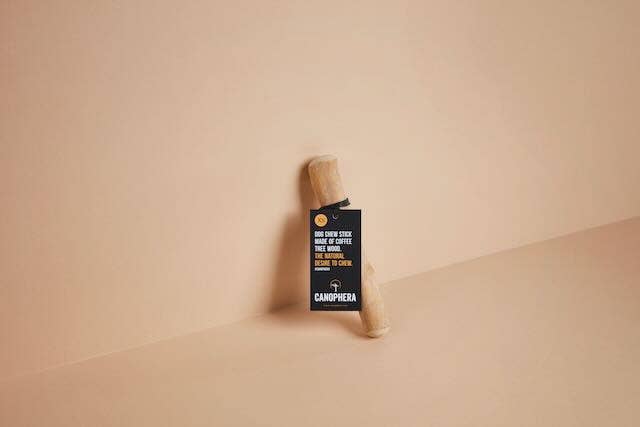 Palillo masticable para perros hecho de madera de café