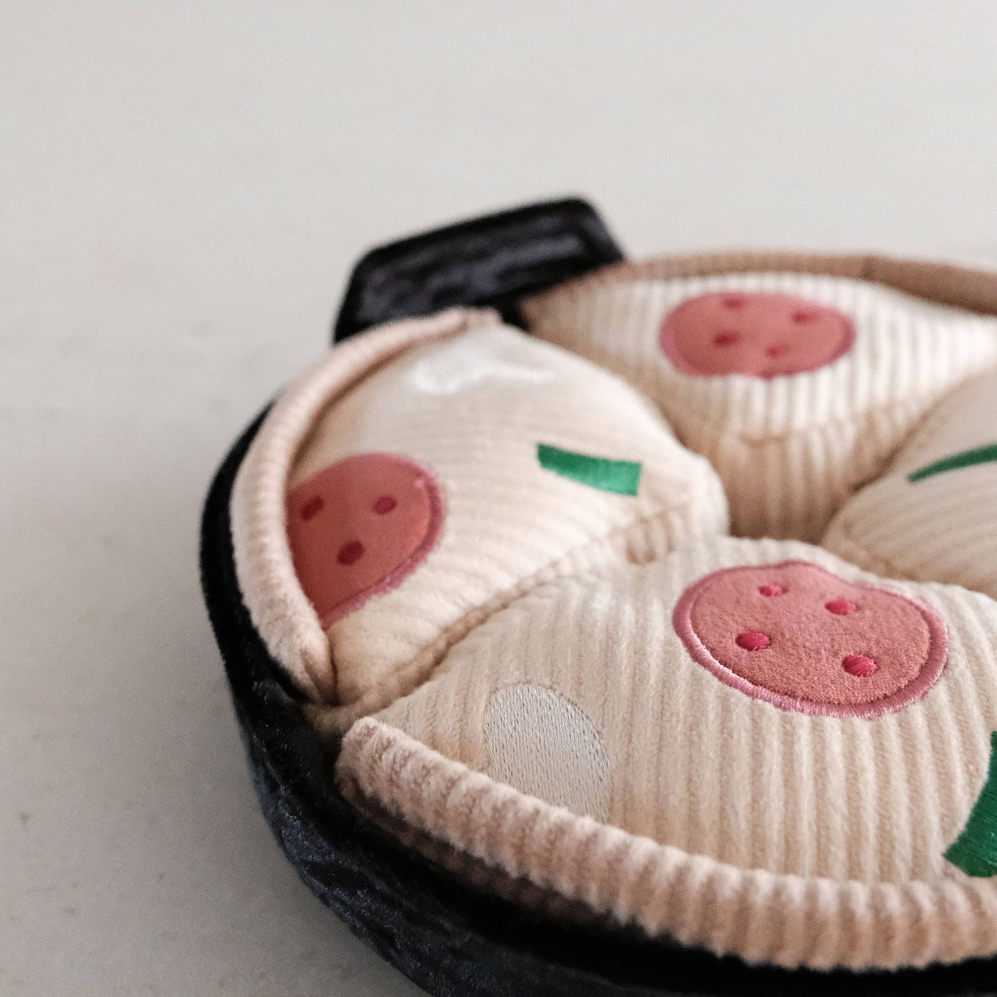 Juguete enriquecedor para perros con forma de pizza de base profunda