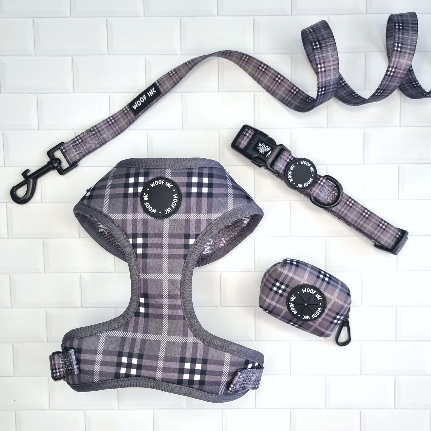 Arnés ajustable para perros con cuadros escoceses negros y grises