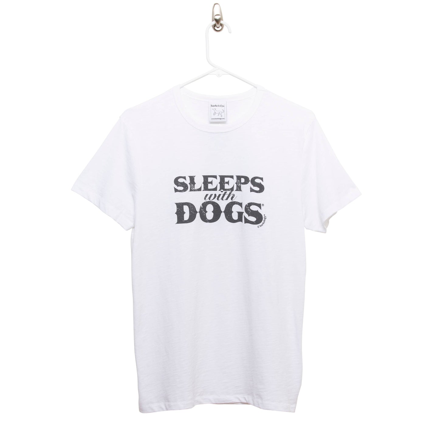 Camiseta Barkology® Sleeps with Dogs® blanca