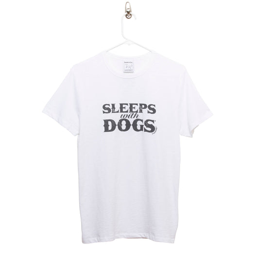 Camiseta Barkology® Sleeps with Dogs® blanca