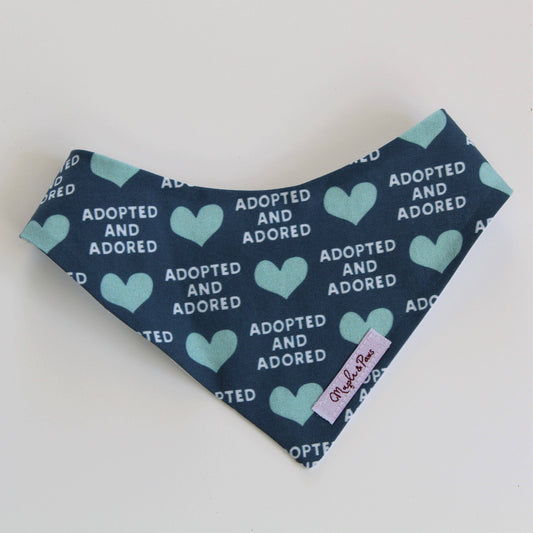 Bandana para perros "adoptada y adorada"