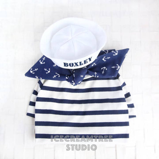 Conjunto de look marinero con bufanda y top de rayas azul marino