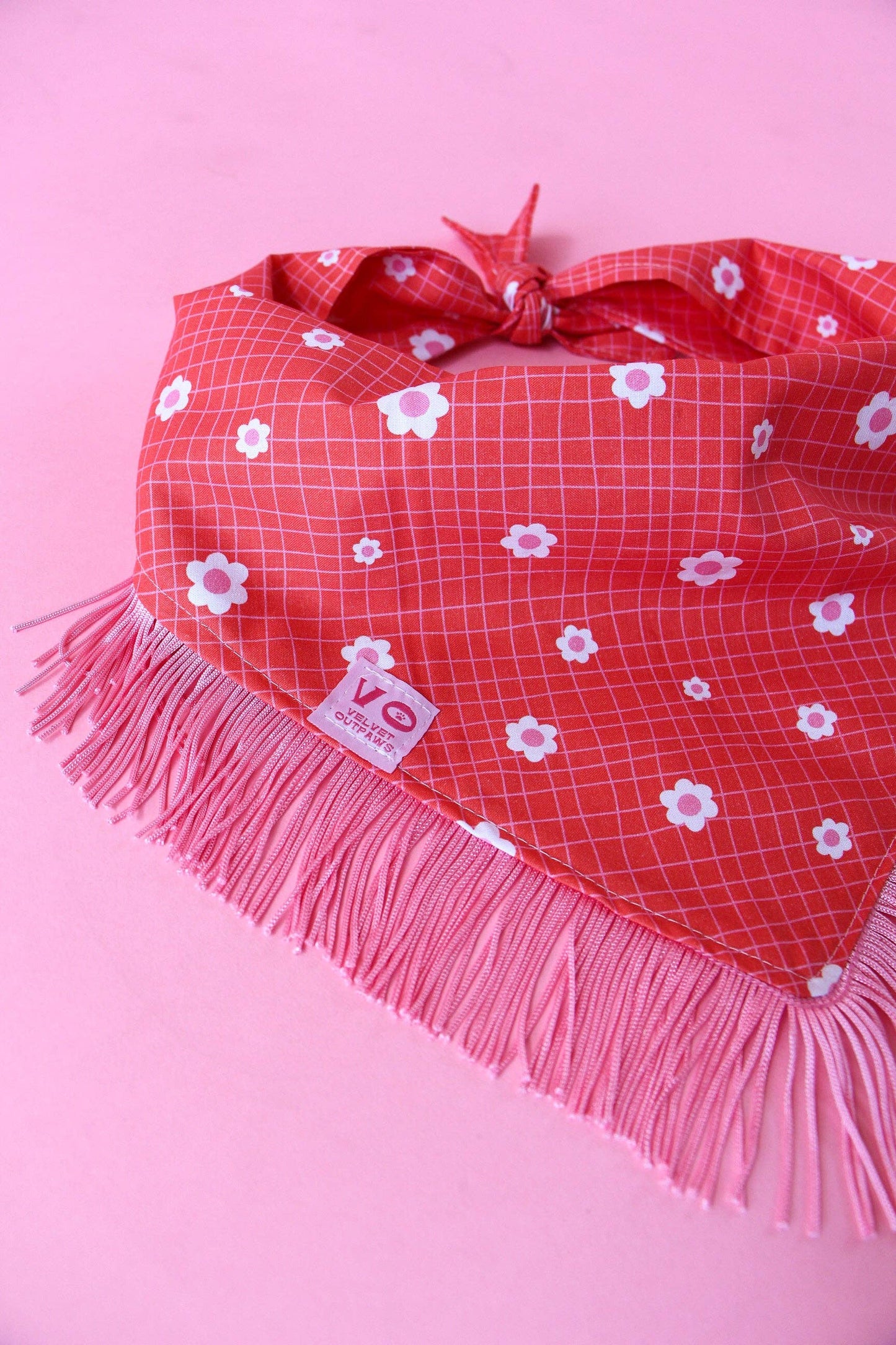 Bandana para perros con diseño de cuadrícula de flores y flecos rosas