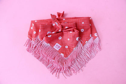 Bandana para perros con diseño de cuadrícula de flores y flecos rosas