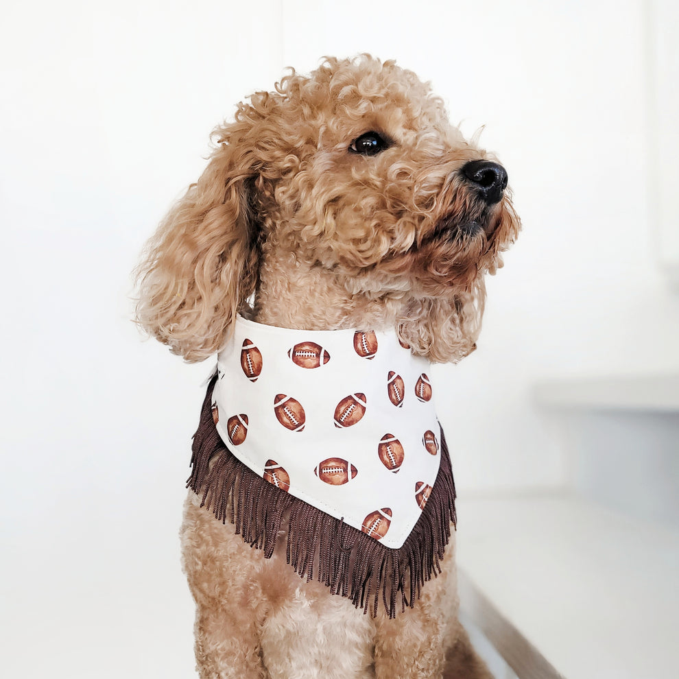 Bandana para perros con diseño de fútbol color crema y ribete marrón