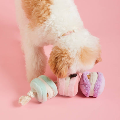 Juguete interactivo para perros con forma de macarrón