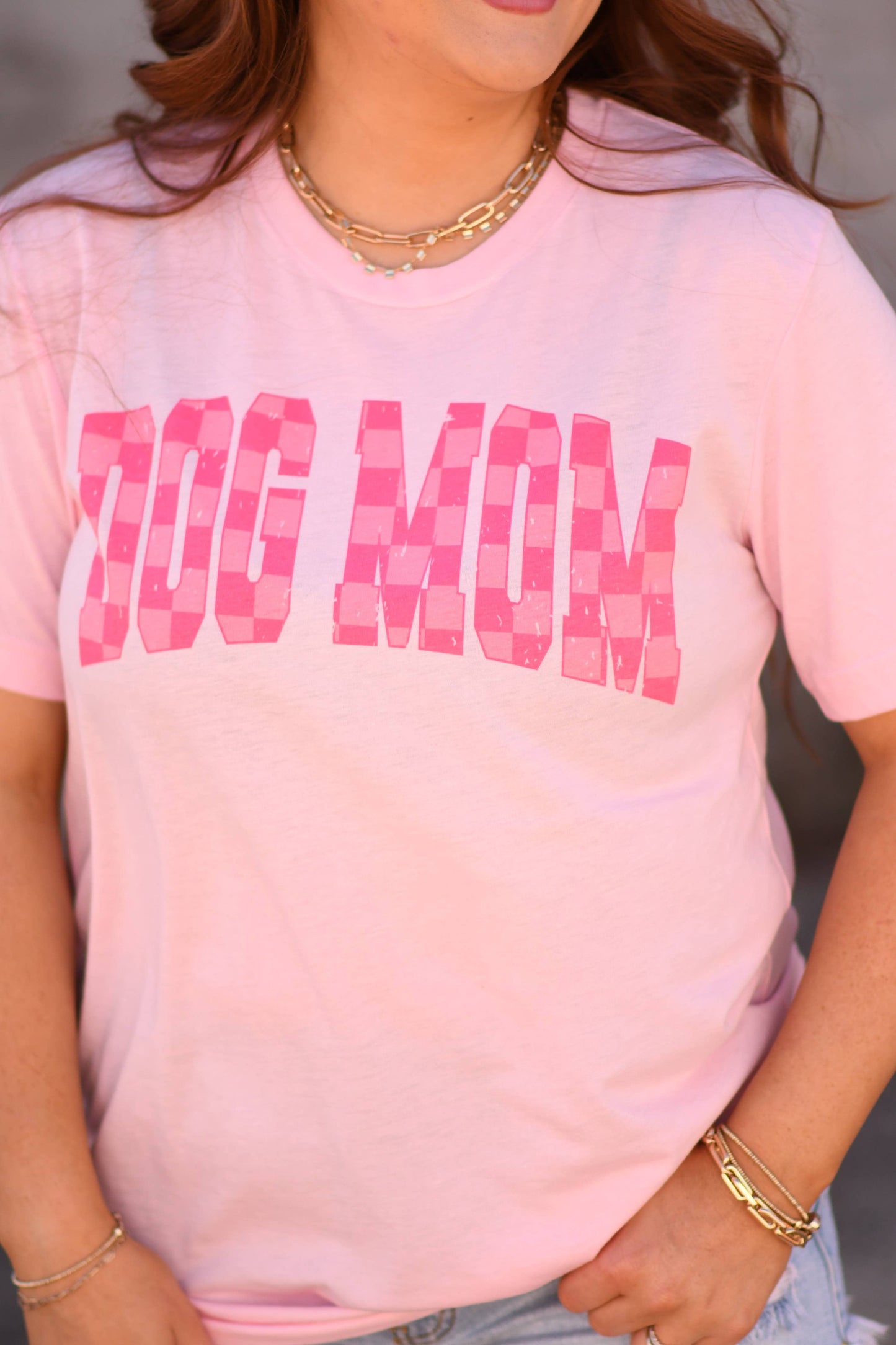 Camiseta a cuadros rosa de Dog Mom