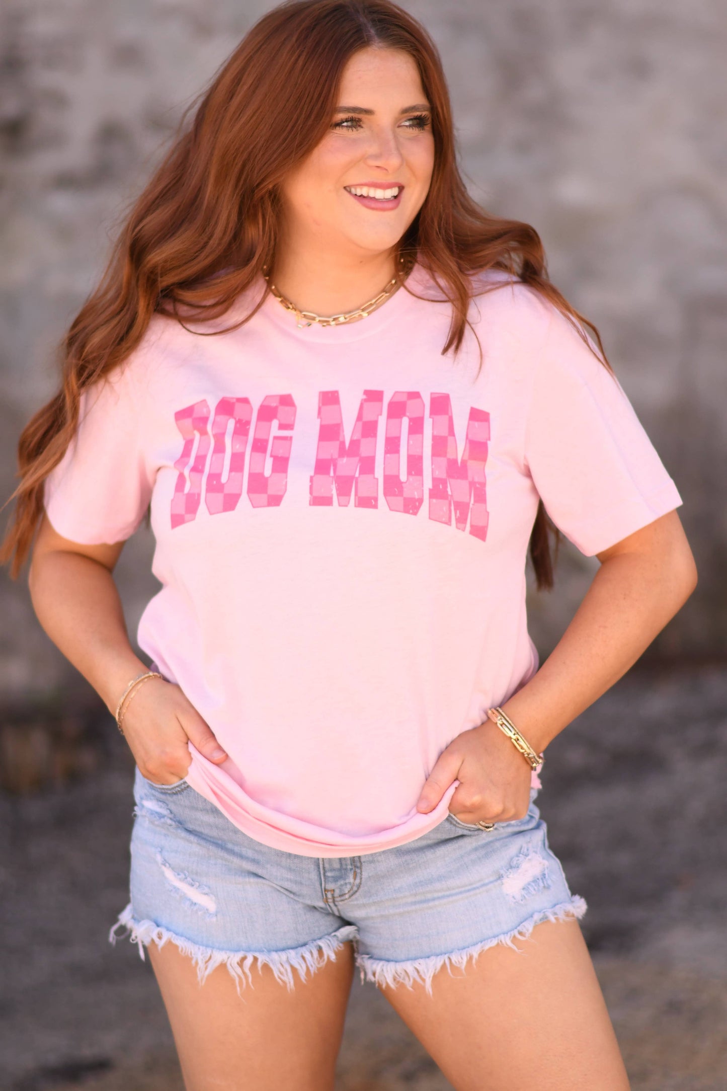 Camiseta a cuadros rosa de Dog Mom