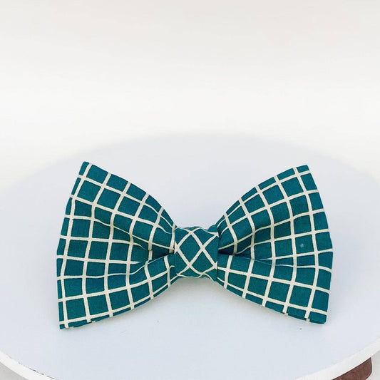 Evergreen Plaid Bowtie: collar attachment