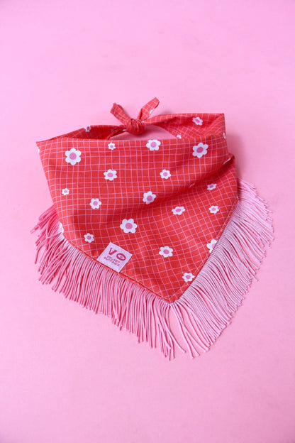 Bandana para perros con diseño de cuadrícula de flores y flecos rosas