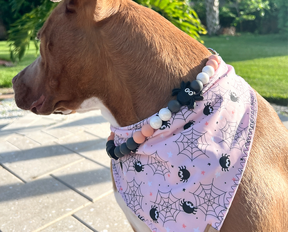 Collar para perros con cuentas y arañas espeluznantes