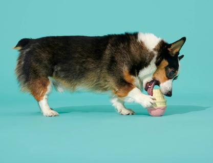 Juguete para perros BARK Super Chewer I-Squeak Cone de tamaño mediano a grande