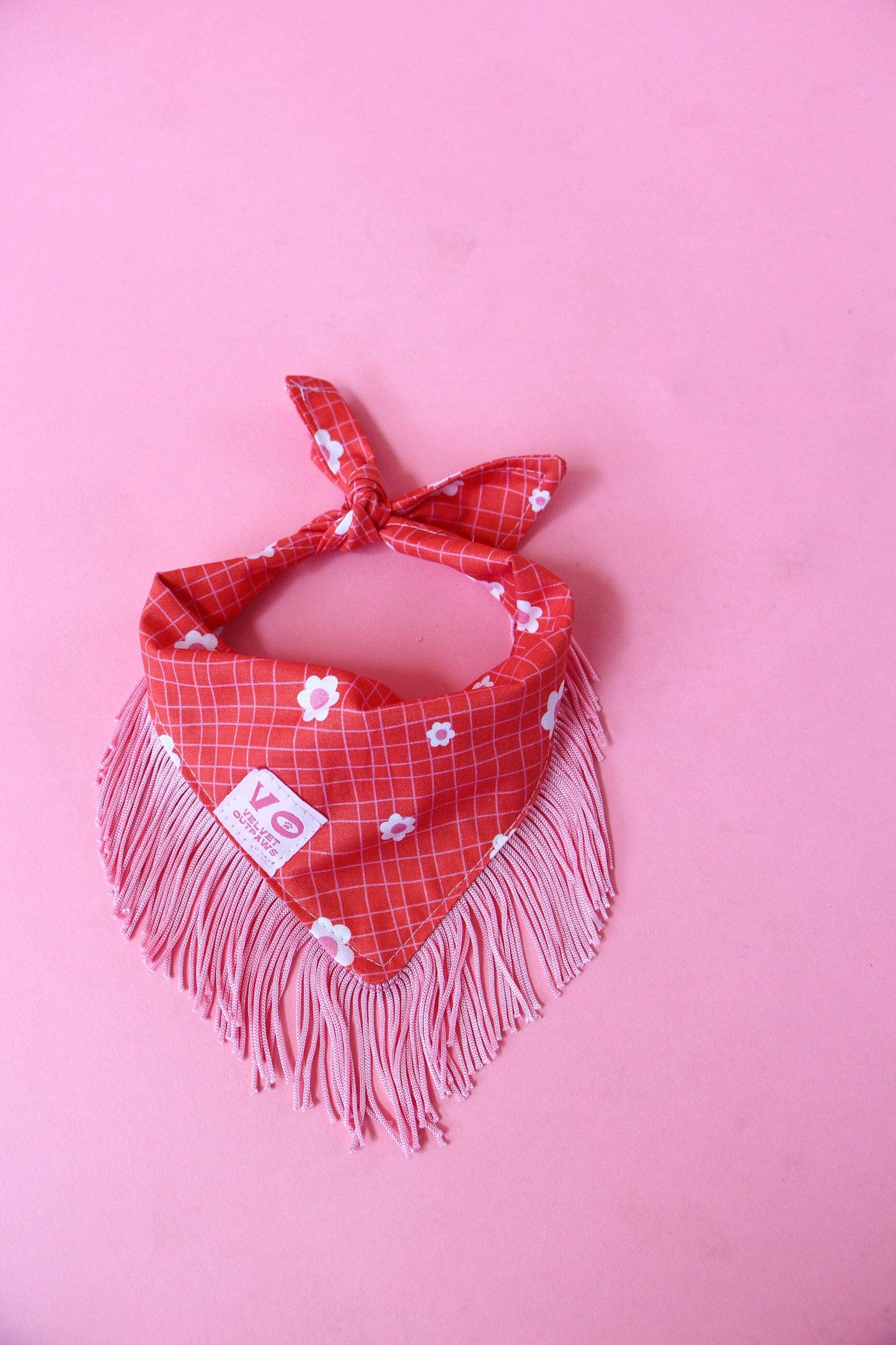 Bandana para perros con diseño de cuadrícula de flores y flecos rosas